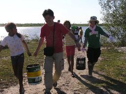 パラグアイ川から汲んだ水をバケツで運ぶ