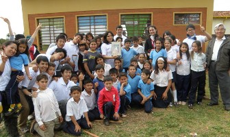 とても元気なミンガ・グアス市の生徒たち